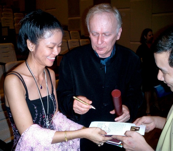 Janusz Olejniczak rozdający autografy podczas azjatyckiego tournée. Kuala Lumpur, maj 2005.