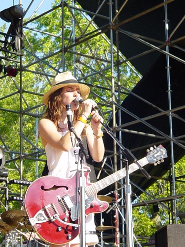 Leslie Feist podczas Olympic Island Festival, 2006.