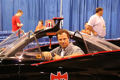 Adam Baldwin w Batmobilu