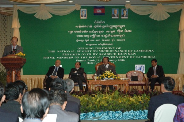 Hun Sen w czasie Narodowego Szczytu Mikro finansowego, Phnom Penh 2007