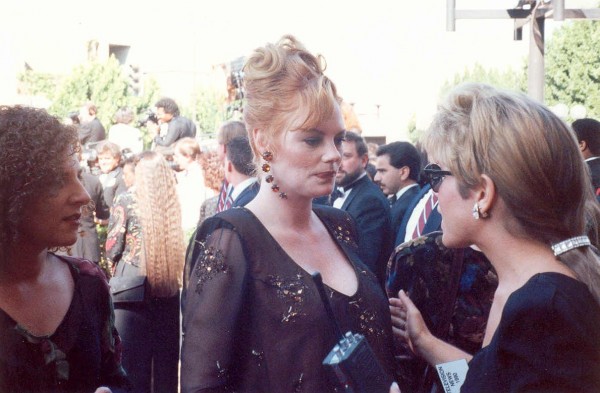 MArg Helgenberger (w środku) w 1990r.