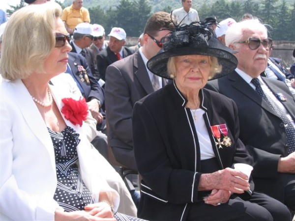 Irena Anders wraz z córką Anną Marią (ur. 1952) i Ryszardem Kaczorowskim, Monte Cassino, 12 maja 2007 r.